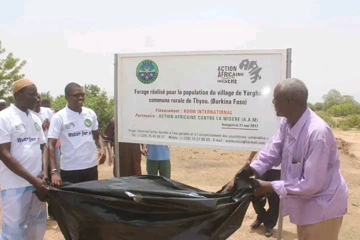 Femmes collectant de l'eau